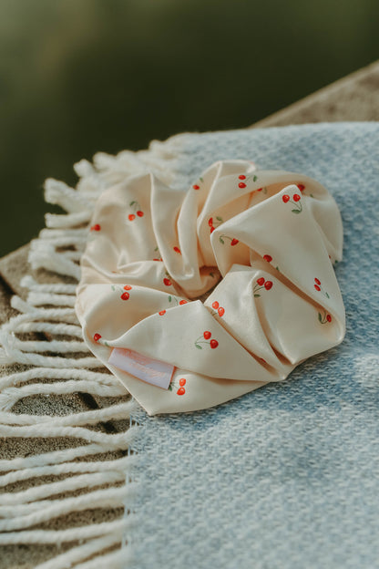 100% silk scrunchie